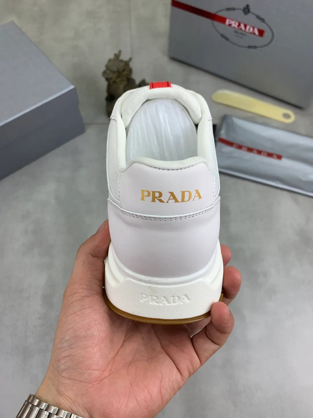 Men's shoes 💰P560💰[New model] The top version is available on the official website, 🆘 The trendy brand (Prada) mainly promotes the popular model, avant-garde and versatile fashionable men's shoes, private version mold opening, cowhide surface splicing 1:1.. Stylish and simple, original imported cowhide lining cowhide feet; the atmosphere and personality are more fashionable, eye-catching and pursuing class. It will subvert the old idea and be a must-have for fashionistas with you! Must keep it for yourself! Tall and comfortable, large and low, high-end quality workmanship. The new high-end outsole on the official website. Size: 38-45. Available in 3️⃣ colors.